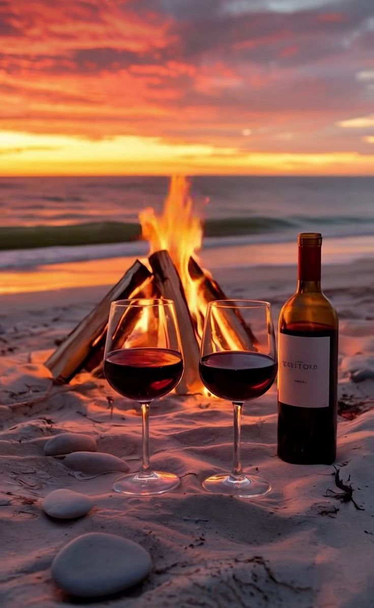 Feu de camp et verres au coucher du soleil